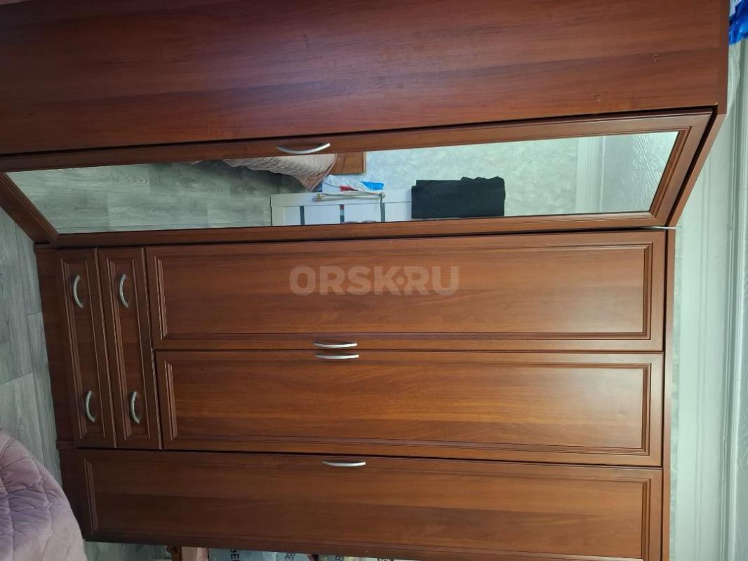 Продам угловой шкаф+еще два шкафа,двудверный и однодверный.состояние отличное,цвет темный орех. - Орск