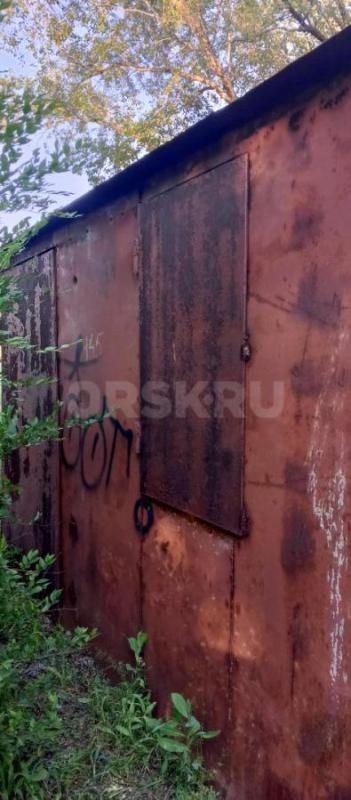 Железный гараж-бытовка 4м*2,5м внутри зашит вагонкой с полом. - Орск