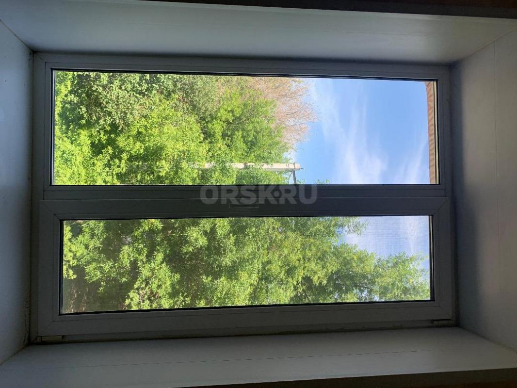 Продам пластиковые окна 1,79*1,18 в отличном состоянии с москитными сетками - 3 комплекта, дверь на - Орск