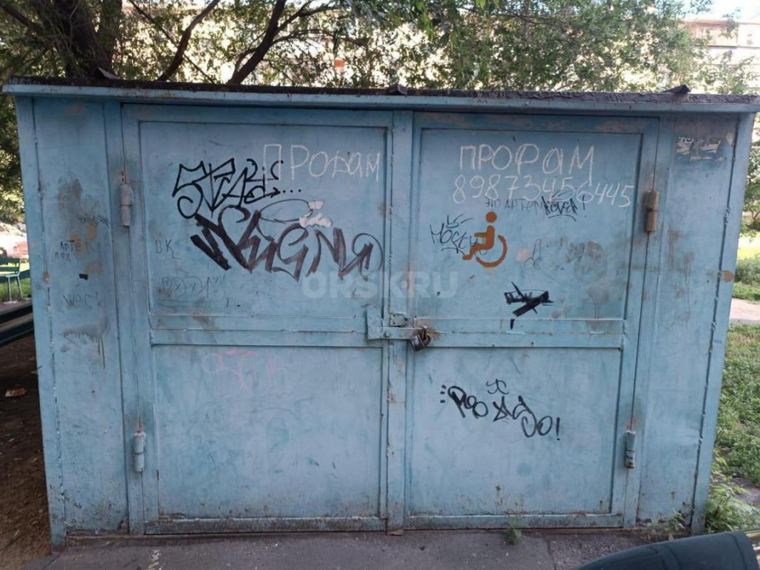 Металлический гараж 3м*4м каркасный расположен во дворе дома ул. - Орск
