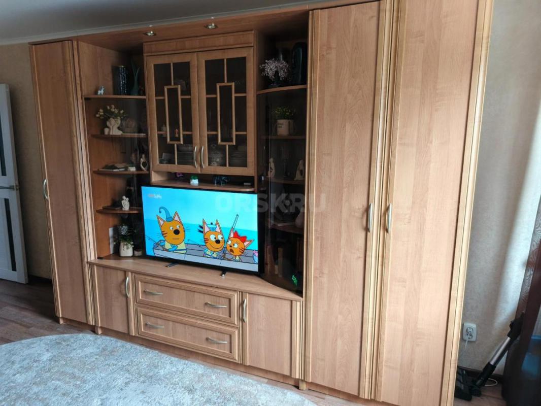 Продам мебельную  стенку в хорошем состоянии, цвет орех, размер 300*57*220 - Орск