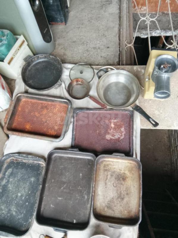Продам сковородки, мясорубки, формы для выпечки, закаточные машинки, охладитель по договоренности. - Орск