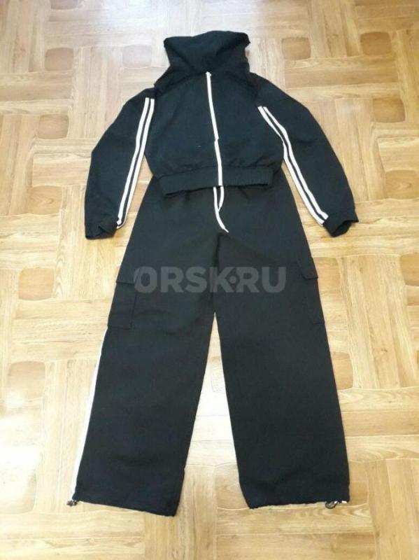 Спортивные костюмы р.40-42 -по 600 руб. спортивный костюм р.152-158 см-450 руб., юбки школьные -перв - Орск