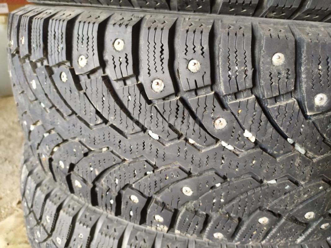 Продам зимнюю резину Formula Ice 215/60 r16, резина полностью дошипованная, в отличном состоянии - Орск