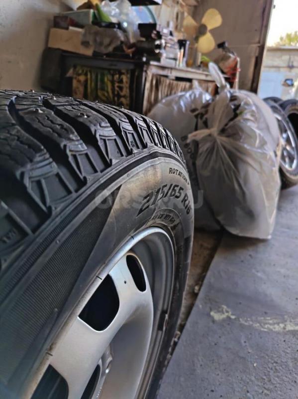Продам две шипованные шины Пирелли айс зеро 2, размер 215/65 R16,, на одной был ремонт грыжи, два се - Орск
