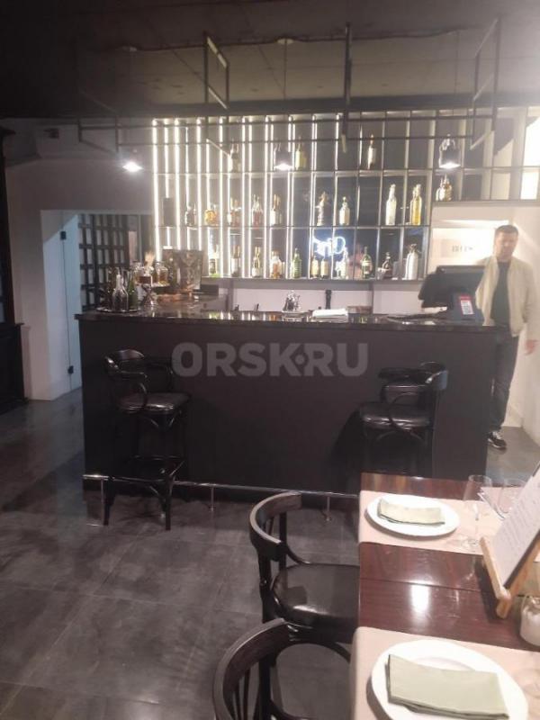 Сдается помещение в центре города (Комсомольская площадь ) с оборудованием под БАР . - Орск