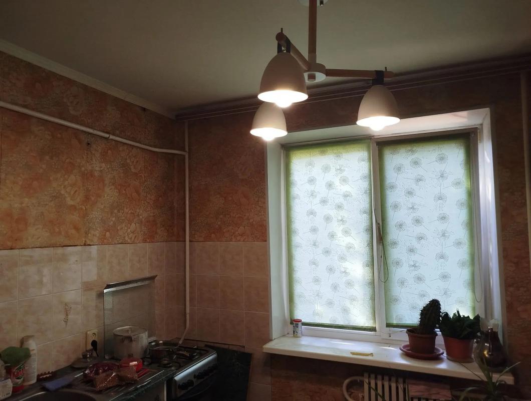 Продаётся двухкомнатная квартира с изолированными комнатами в панельном доме 1995 года постройки. - Новотроицк
