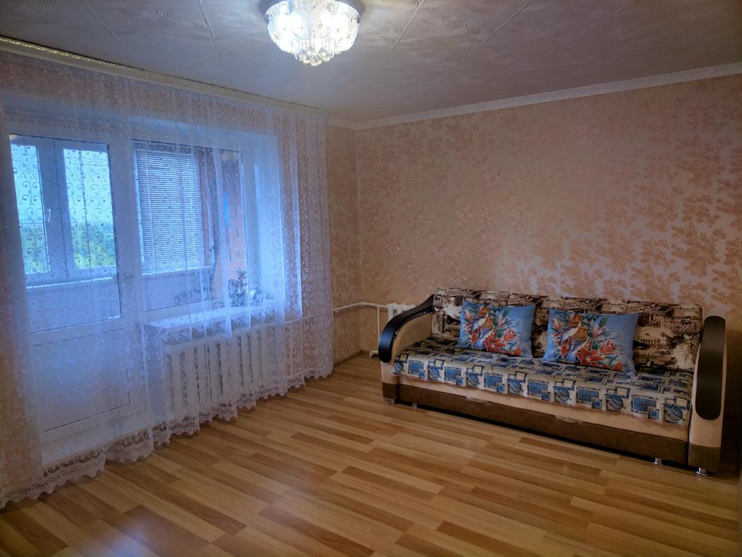 Продается 3-х комнатная квартира на 5 этаже, сверху технический этаж по адресу 8 микрорайон д. 13, к - Гай